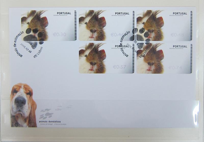 0265 (186).jpg -     Lote:    265      Colecção Especializada - Etiquetas      Lotes Especiais       Descrição:      1981/2010 &mdash; Etiquetas.   Coleção composta por 12 álbuns com etiquetas desde percursoras e Framas até 2010, com provas, erros, FDC's, etiquetas novas e usadas, sobrescritos circulados, variedades de impressão e papéis. Importante estudo. Lote a ver.        Lote ETQ       Valor Base:     &euro; 3000,00     Valor Venda:     &euro;      